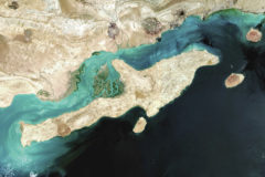 Imagen tomada desde satlite del estrello de Ormuz y la isla de Qeshm.