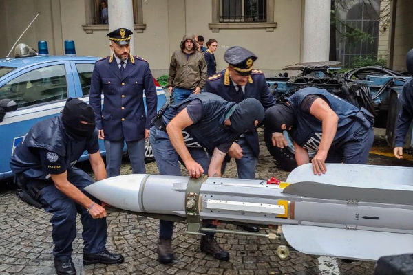 Incautan a un grupo neo-nazi un misil y armas de guerra