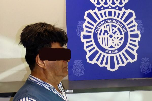 Un ciudadano colombiano usa su peluquín para esconder medio kilo de cocaína 15632725718986