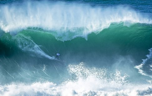El surfista Damien Poullenot cabalga una ola en el 'Nazar Challenge', que se celebr el pasado noviembre.