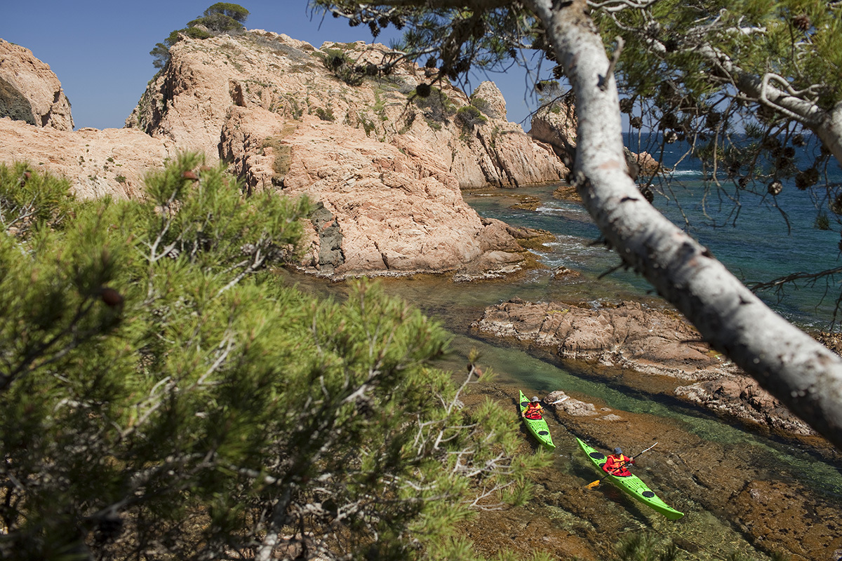 Recorrer con kayak los escollos de Aigua Xelida y la...