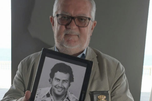 Jos Manuel Caamao  (con Escobar) entrega su placa en agosto tras participar en las ms grandes operaciones contra el  narco.