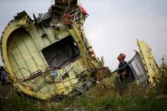 Un investigador malasio inspecciona los restos del MH17 en Donetsk, en 2014.
