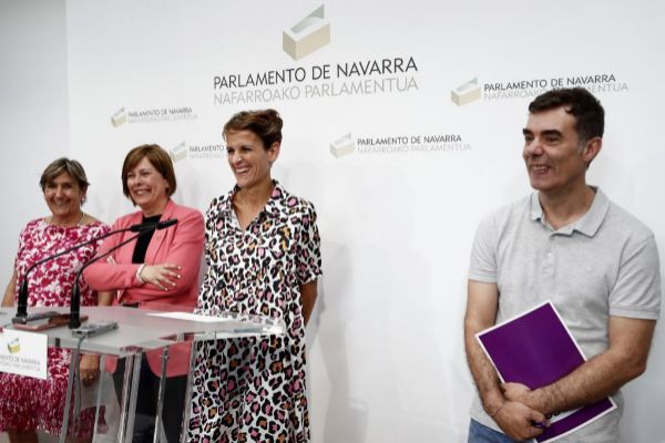 Eduardo Santos, de Podemos, con Mara Chivite (PSN), Uxue Barkos...
