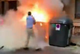Ortega Smith apaga un contenedor en llamas junto a la sede de su partido en Madrid