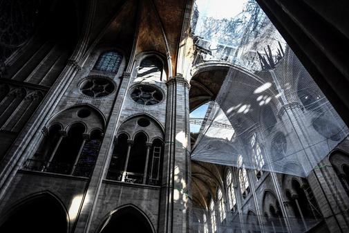 Vista general de los daños en la nave  de la Catedral de Notre-Dame,...