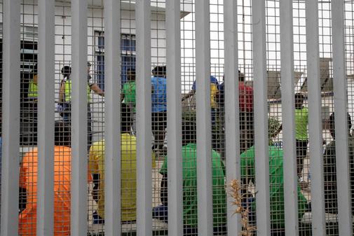 Inmigrantes en el CETI de Melilla tras el salto masivo a la valla