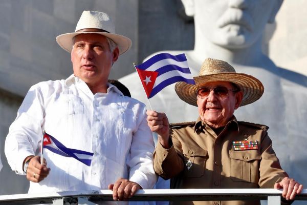 El presidente cubano, Miguel Diaz-Canel, y el ex mandatario y lder...