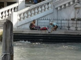 Imagen de la pareja mientras prepara caf a los pies del puente Rialto, en Venezia