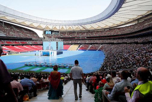 400 testigos de Jehová se bautizan en el estadio del Atlético de Madrid |  Madrid