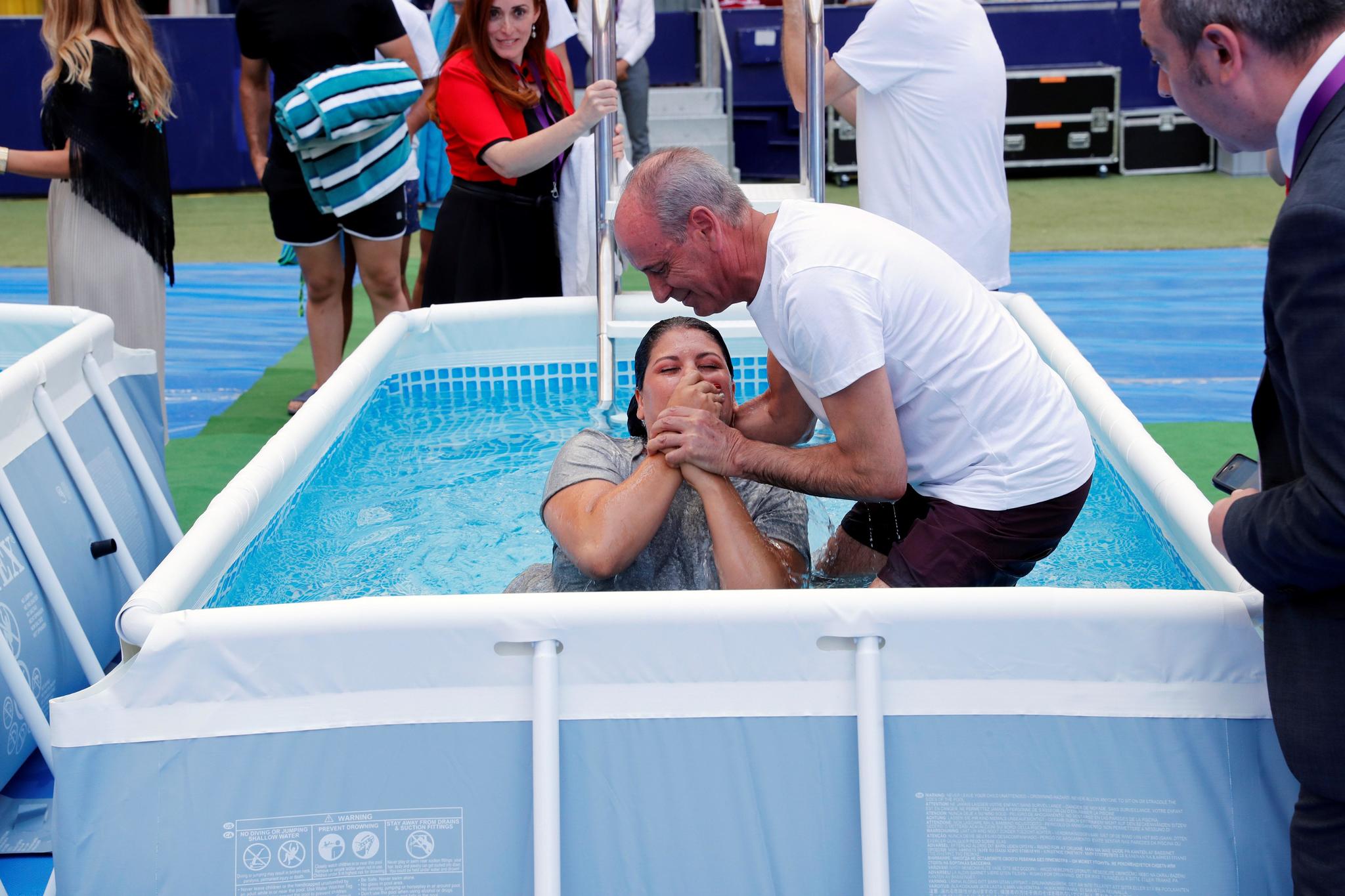 400 testigos de Jehová se bautizan en el estadio del Atlético de Madrid |  Madrid