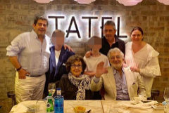 Plcido Domingo, rodeado de su familia, en un restaurante la semana pasada. Junto a l, su mujer, Marta Ornelas, sus hijos lvaro (izq) y Plcido (con camisa negra), sus nietos y su nuera Rene. IG
