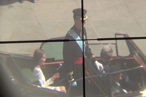 El 23 de junio de 2014, el da de la coronacin, Santiago apunt con su rifle a la cabeza del rey, de Letizia y de todos los mandatarios que asistieron.