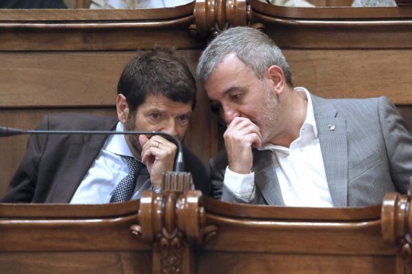 Batlle y el lder socialista Jaume Collboni conversan en el Pleno.