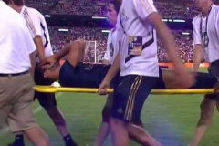 Marco Asensio, retirado del campo entre gestos de dolor.