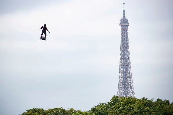 El Hombre Pajaro De La Torre Eiffel