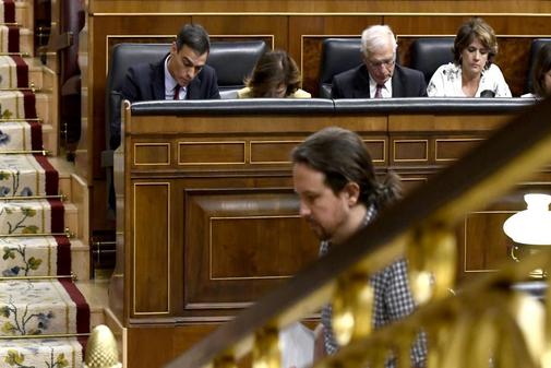 Pablo Iglesias y Pedro Snchez, en el Pleno de investidura celebrado...