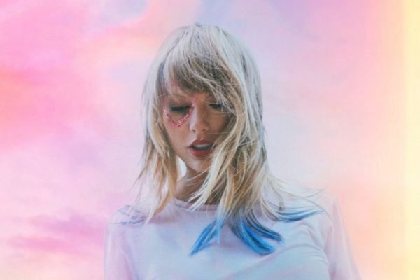 Taylor Swift en la portada de Lover, su nuevo disco, en el que se...