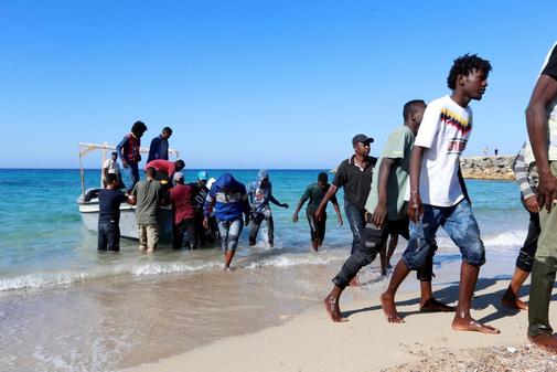 La guardia costera libia rescata a los migrantes avistados en el mar.