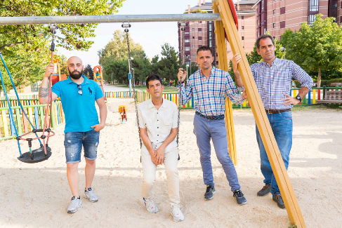 Rafael M., Daniel I., Jos Luis I., y Mauro G., los padres vctimas de Infancia Libre, en un parque de Madrid.