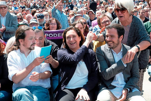 La alcaldesa de Barcelona, Ada Colau, entre Pablo Iglesias y Alberto...