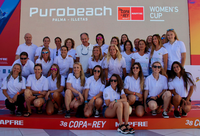 Las 48 regatistas de la Purobeach Women's Cup con el presidente del Real Club Nutico de Palma, Javier Sanz, y el director general de Puro Group, Alberto Pons.