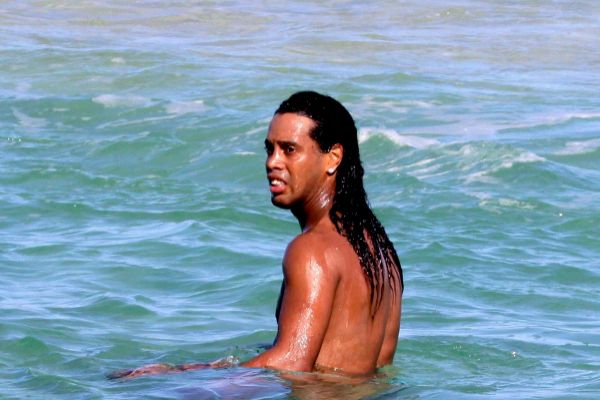 El ex futbolista Ronaldinho durante sus vacaciones en la playa