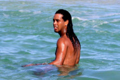 El ex futbolista Ronaldinho durante sus vacaciones en la playa