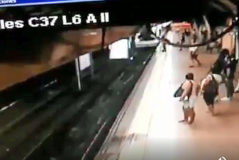Un hombre tira de una patada a un joven a las vas del Metro de Madrid justo cuando pasaba el tren