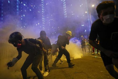 La Policía detiene a más de 20 manifestantes tras una noche de enfrentamientos en Hong Kong 15648996660691