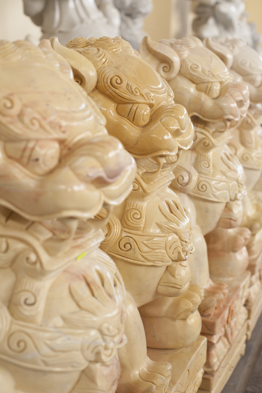 Leones esculpidos en la aldea de artesanos de Non Nuoc, a los pies de...