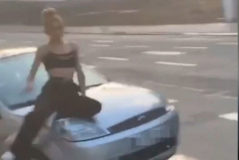 La Guardia Civil se 'hace' Instagram para cazar conductores a 200 km/h y pasajeros sobre el cap de un coche