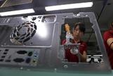Una trabajadora china ensambla componentes en una fbrica de Foxconn, en Wuhan.