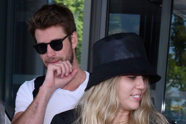 El actor Liam Hemsworth junto a la cantante Miley Cyrus en su llegada...