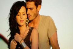 Katy Perry y Josh Kloss en el videoclip de Teenage Dream