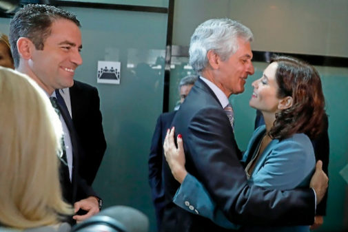 Adolfo Surez Illana saluda a la candidata del PP a la Presidencia de...