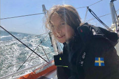 Greta Thunberg, en el barco La Malizia II, durante su entrenamiento