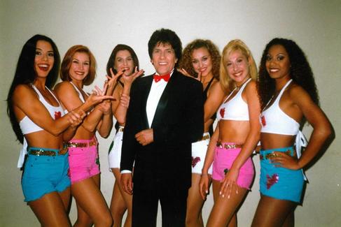 Foto de archivo de Georgie Dann junto a su grupo de bailarinas.