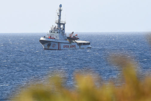 El barco Open Arms se acerca a la costa italiana de Lampedusa.