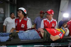 Tres muertos y siete heridos tras el ataque al autobs de un equipo de ftbol