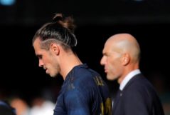 GRAF7396. VIGO.- El jugador del Real Madrid Gareth <HIT>Bale</HIT> (i) y su entrenador Zidenine Zidane (d) en el partido ante el Celta de Vigo, correspondiente a la primera jornada de LaLiga Santander, disputado en el estadio de Balados, en Vigo.