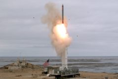 EEUU prueba un misil de crucero en la isla de San Nicols (California).