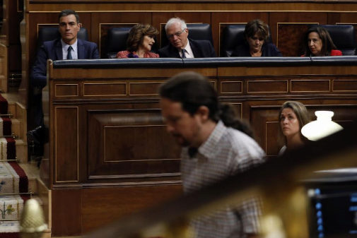 Pedro Snchez observa a Pablo Iglesias, en el Congreso