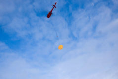 Uno de los test del paracadas se hace con un helicptero