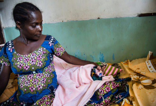 Sakina con su dcimo hijo en la maternidad del Hospital General de Lulingu en la Repblica Democrtica del Congo.