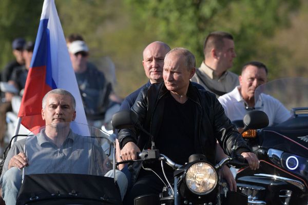 El presidente ruso Vladimir Putin junto a la banda motera Lobos de la...