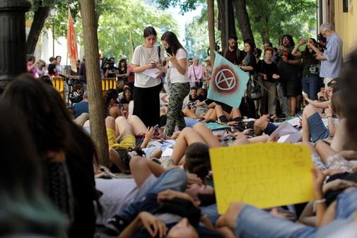 Personas convocadas por el movimiento Juventud por el Clima protestan...