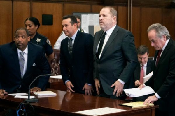 El productor Harvey Weinstein junto a sus abogados en Nueva York