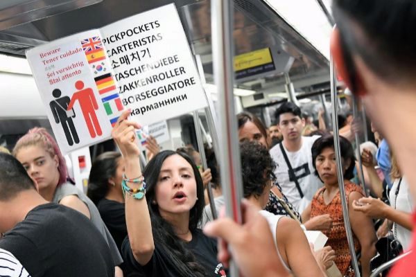 Una mujer alerta de la inseguridad en el metro de Barcelona.