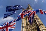 Banderas britnicas y europeas ante el Parlamento britnico de Westminster, en Londres.
